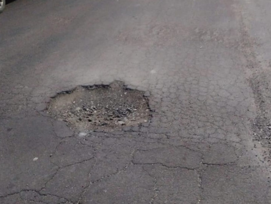 Pozo tras pozo: conducir por la calle 134 se volvió un riesgo constante