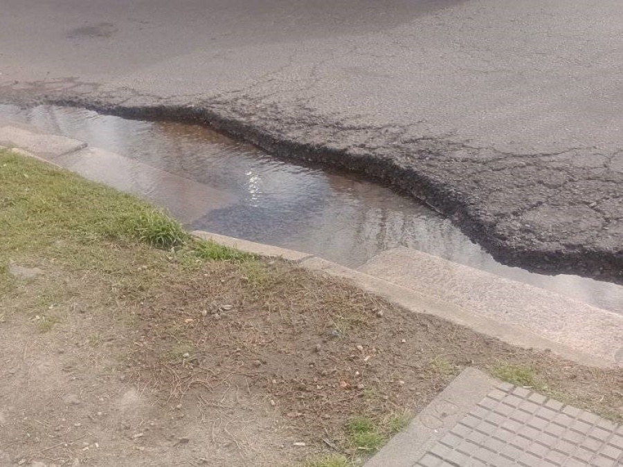 Advirtieron por un ”cráter” lleno de agua en una parada de colectivos en Villa Elvira