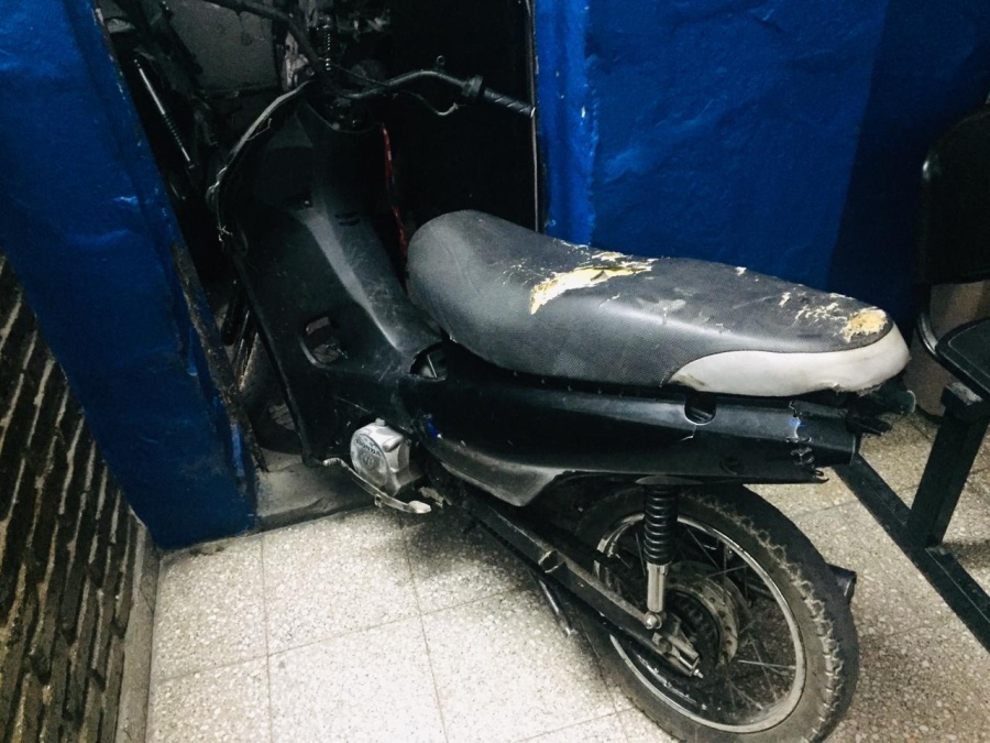 Circulaba en una moto robada, sin luces ni plásticos y lo detuvieron en La Loma