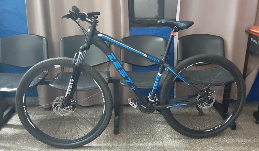 Delincuente menor de edad se robó una bicicleta y salió a pasear por Plaza Malvinas