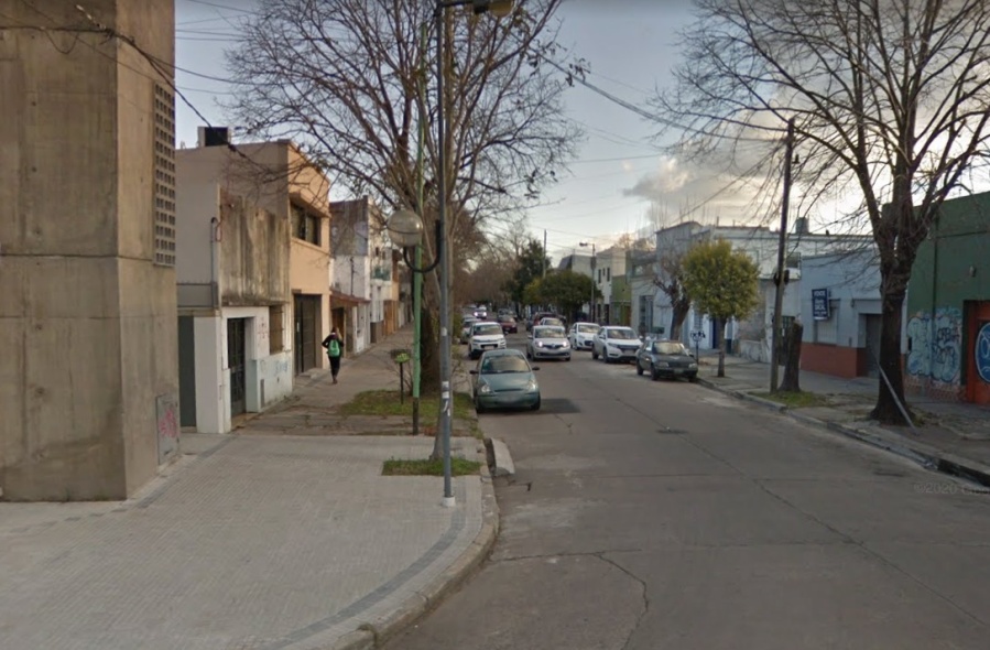 Bestial ataque de un platense a su ex pareja en plena calle: la tiró al piso con trompadas y luego la siguió pateando