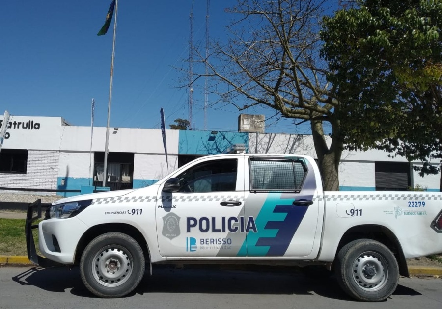 Abandonaron a su hijo de 9 años en una esquina de Berisso porque ”se portaba mal” y pudieron detenerlos a las pocas cuadras