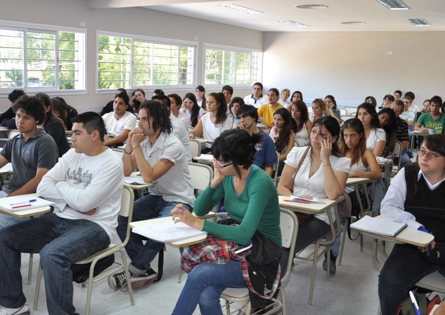 Eran bochados en la Facultad por una profesora ”exigente” y un alumno descubrió el secreto para aprobar sin saber nada