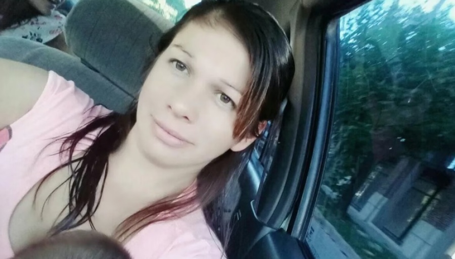 Se bajó para verificar el auto, su marido dio marcha atrás y la mató