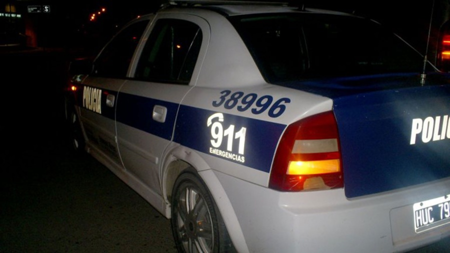 Un hombre quedó detenido en una comisaría de La Plata luego de querer besar a la hija menor de su amigo mientras dormía