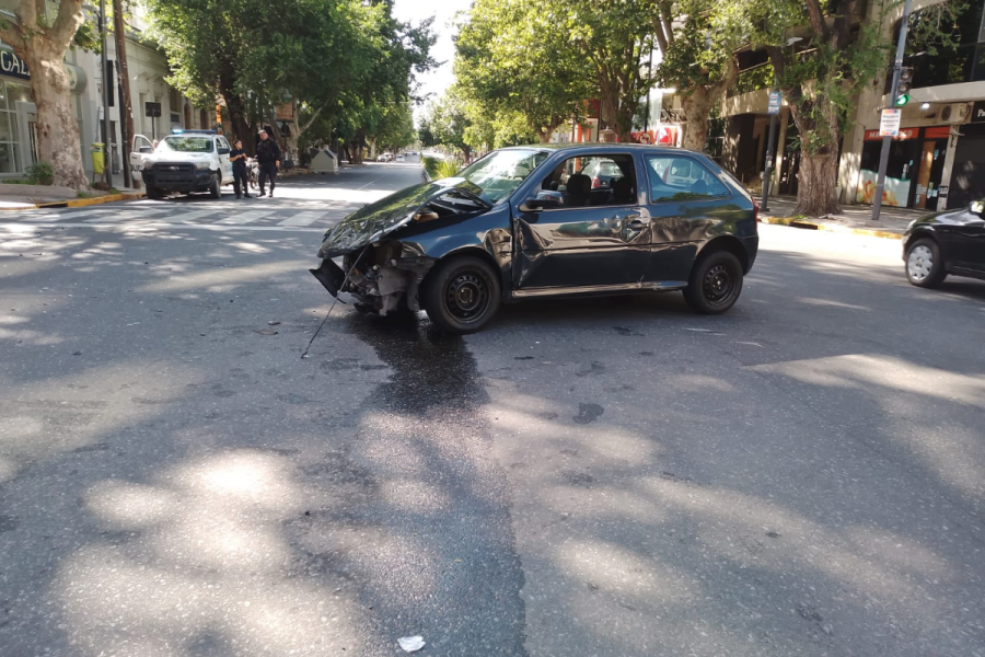 Fuerte choque en La Plata: alcoholizado, cruzó en rojo, embistió a otro auto y se dio a la fuga