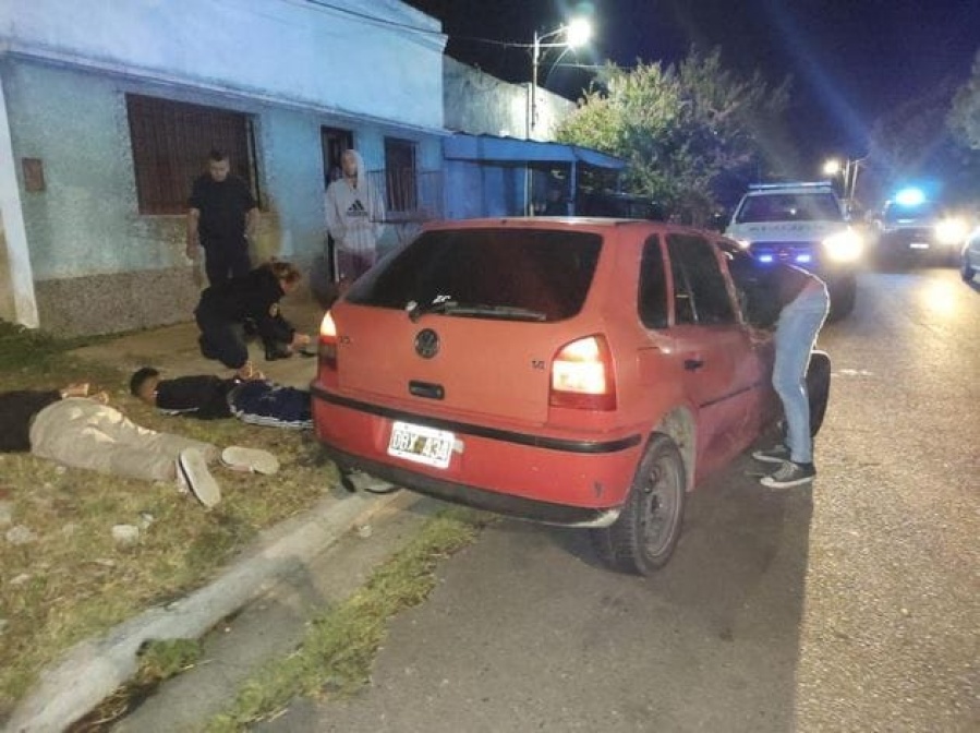 Dos sujetos de 19 y 22 años fueron detenidos en La Plata luego de querer escapar y chocar contra otro vehículo