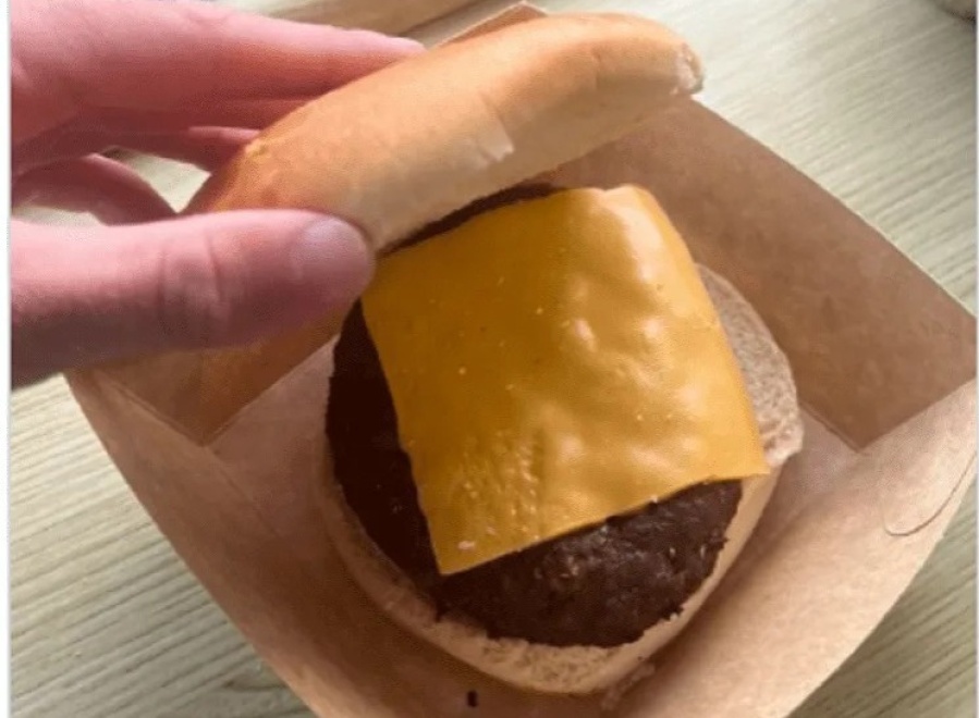 ”Hamburguesa de autor”: un joven compartió en Twitter su decepción después de comer en la cancha