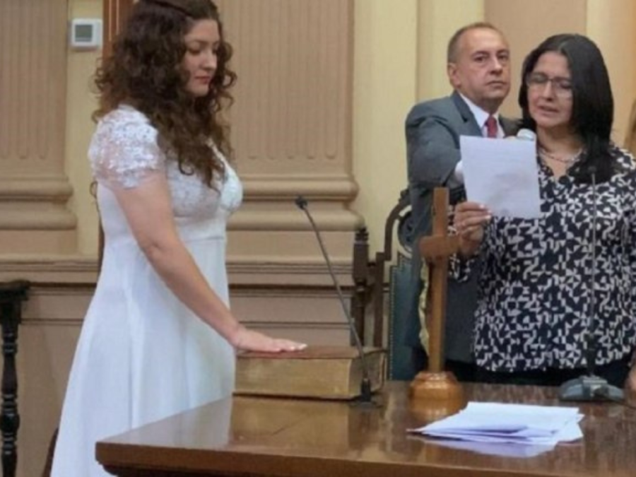 Una diputada salteña se viralizó luego de jurar con anillo y vestida de novia: “Me casé con mi gente”