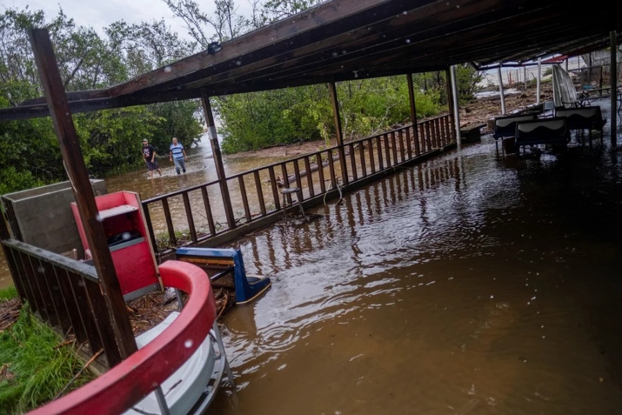 Tras su paso arrasador por Dominicana, el huracán Fiona creció a categoría 3 y avanza hacia la islas Turcas y Caicos