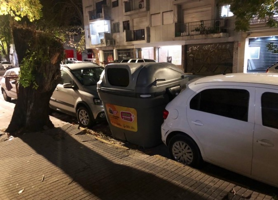 Vecinos de la zona de 1 y 57 reclamaron que hinchas de Estudiantes mueven los contenedores para poder estacionar