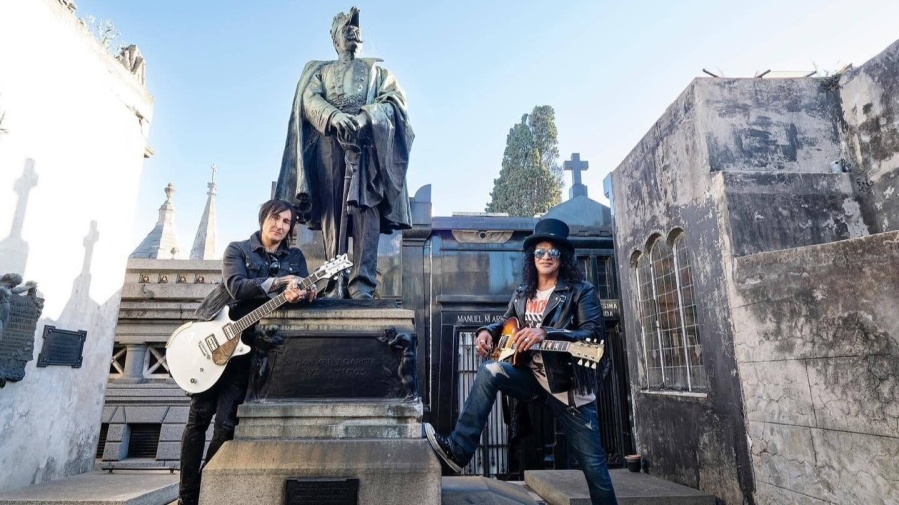 Los guitarristas de Guns N’ Roses realizaron una sesión de fotos en el Cementerio de Recoleta