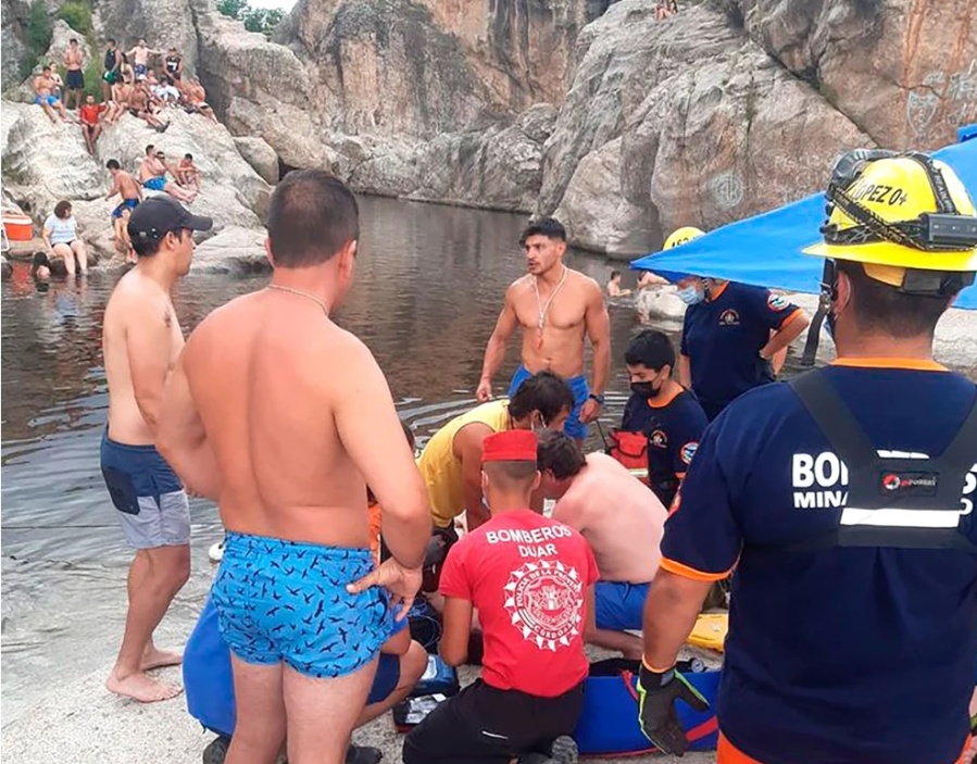 Tragedia en Córdoba: le pidió a su pareja que le sacara una foto haciendo un clavado y murió al salir del agua