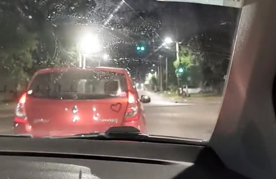 El bizarro semáforo de la esquina de 120 y 80 que solo da tres segundos de margen para cruzar: una vecina grabó la situación