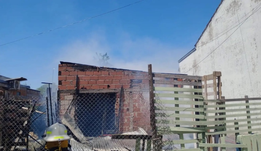 Tensión por un fuerte incendio en Ringuelet