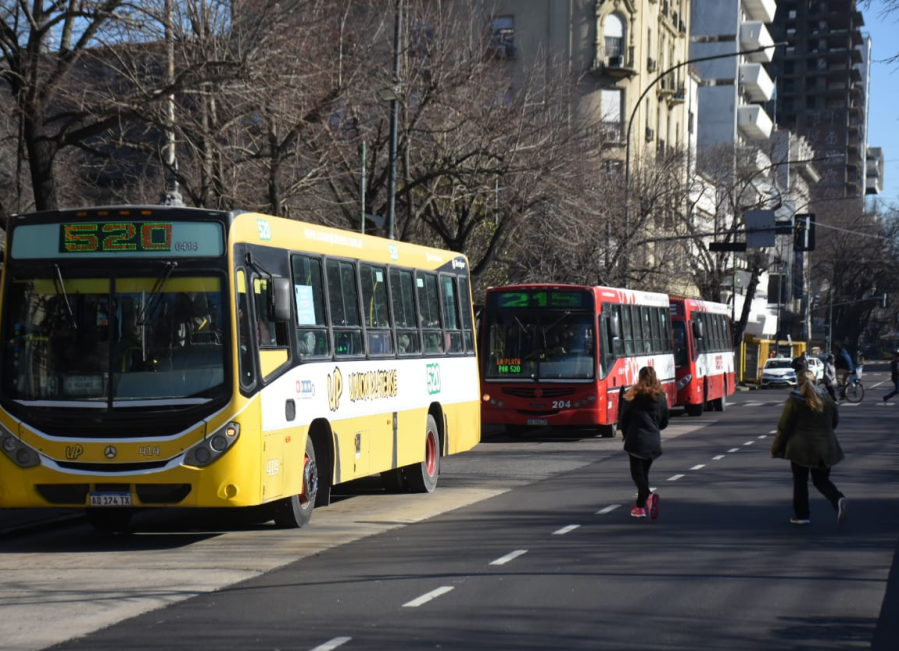 Dura advertencia de las empresas de micros del AMBA: si no se pagan los subsidios adeudados podría paralizarse el servicio