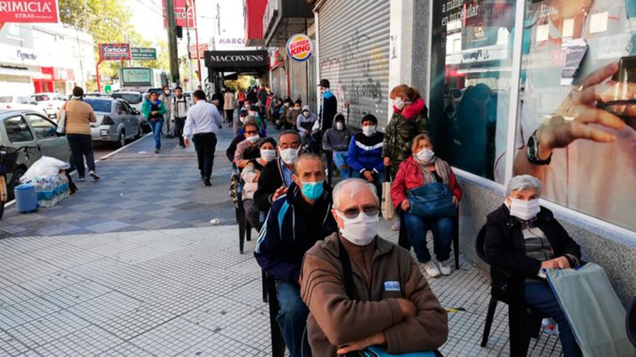 El Gobierno analiza un bono de fin de año para jubilados y jubiladas