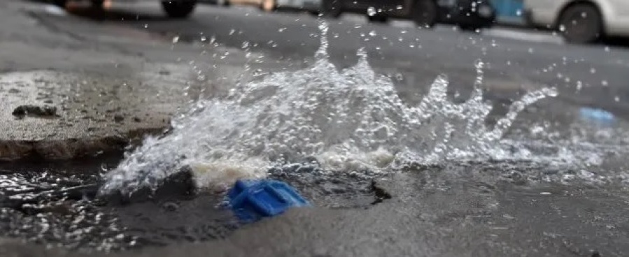 Padres reclaman que está roto un caño de agua potable en la puerta de un jardín de infantes en 144 y 57