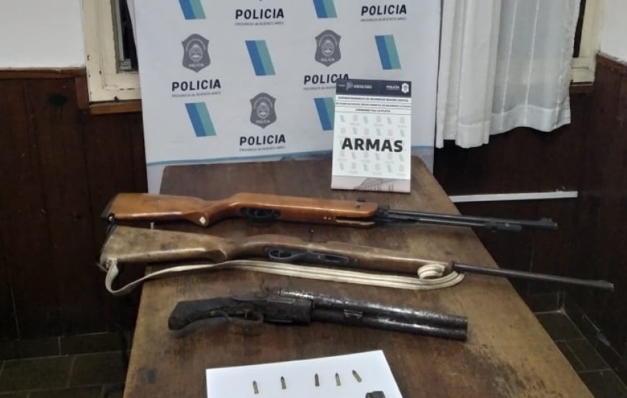Atacó de manera feroz a su pareja en La Plata y le descubrieron un arsenal de armas con las que la amenazaba con matarla