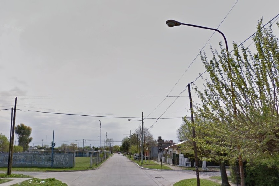 En un sector de Los Hornos, los vecinos exigen que coloquen y reparen luminarias