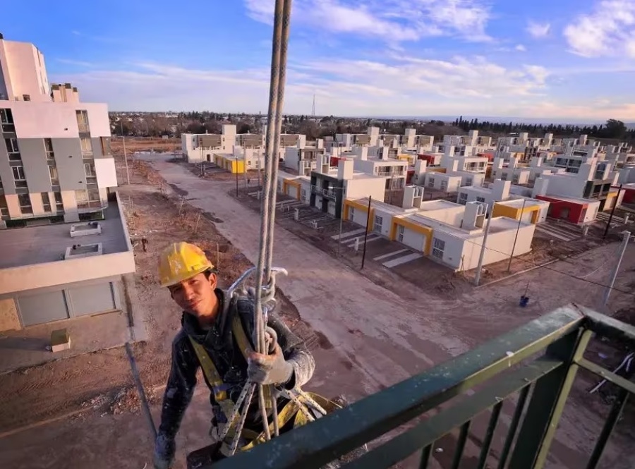 Batakis alertó que el decretazo de Milei profundizará la crisis habitacional en todo el país