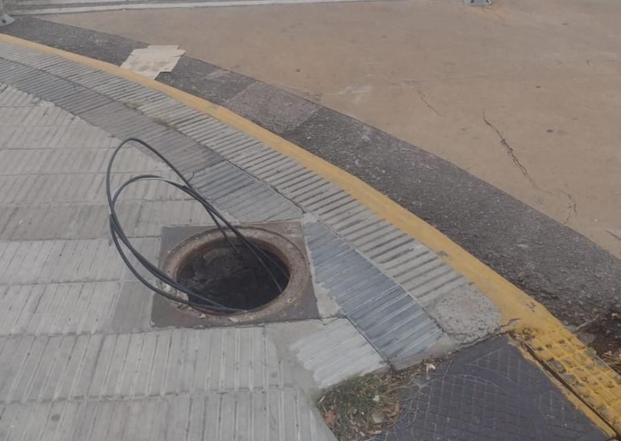 En Diagonal 73 y 58 reclamaron por la falta de una tapa: el pozo tiene una profundidad de tres metros