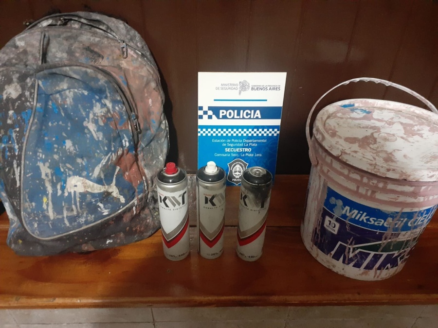 Atraparon a dos jóvenes que pintaron el monumento central de Plaza Moreno