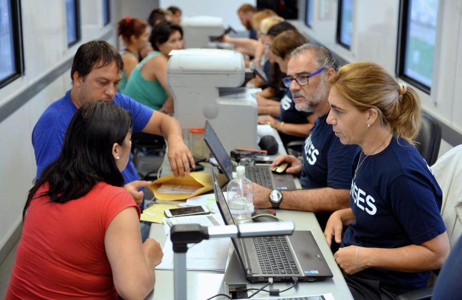 Oficializaron el aumento del 2,7% en dos tramos para los estatales nacionales