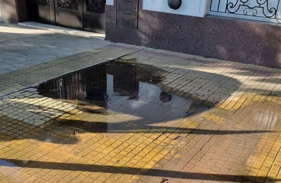Vecinos de 20 y 64 reclaman por una perdida de agua: ”Ya no sabemos a quien recurrir”