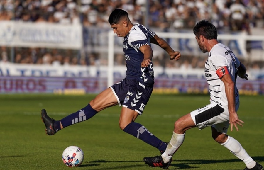 ¿Por qué futbolista negocia Gimnasia y con quién compite?