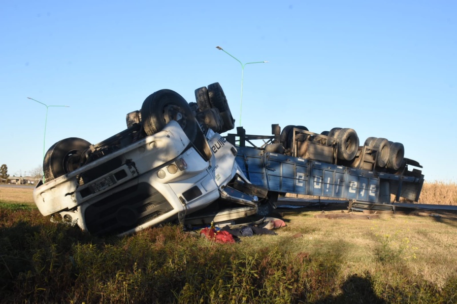 Un camión volcó en Punta Lara: el conductor se quedó dormido