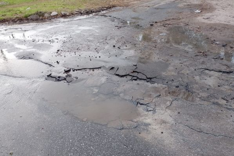 Se rompió un caño en 59 y 143 y los vecinos alertaron que ya se levantó parte del asfalto