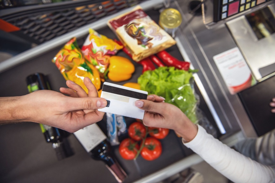 Hay más de 15 millones de argentinos endeudados con los bancos y un grupo importante lo hace solo para pagar alimentos