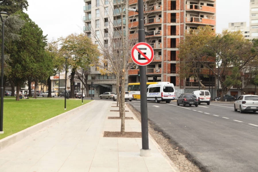 Ya no se podrá estacionar en la Plaza Rocha de La Plata y colocaron cartelería en todo el perímetro