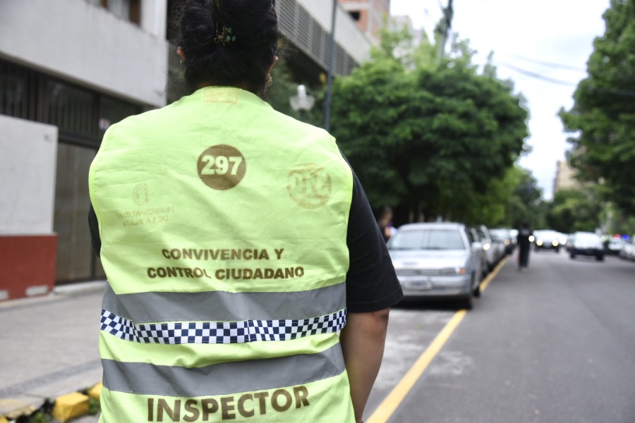 Corredores exclusivos, el método que está a prueba para evitar la doble fila de los colegios de La Plata