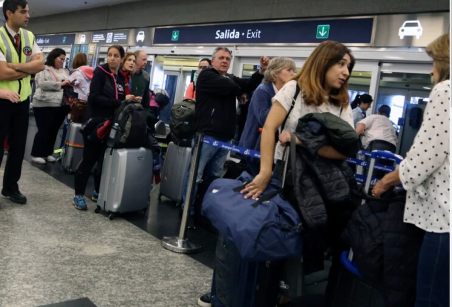 Continúa el paro en Aerolíneas: 37.000 pasajeros afectados y más de 300 vuelos cancelados