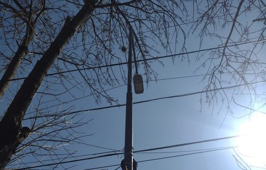 En 60 y 132 pidieron el arreglo urgente de una luz Led: ”De noche está muy oscuro”
