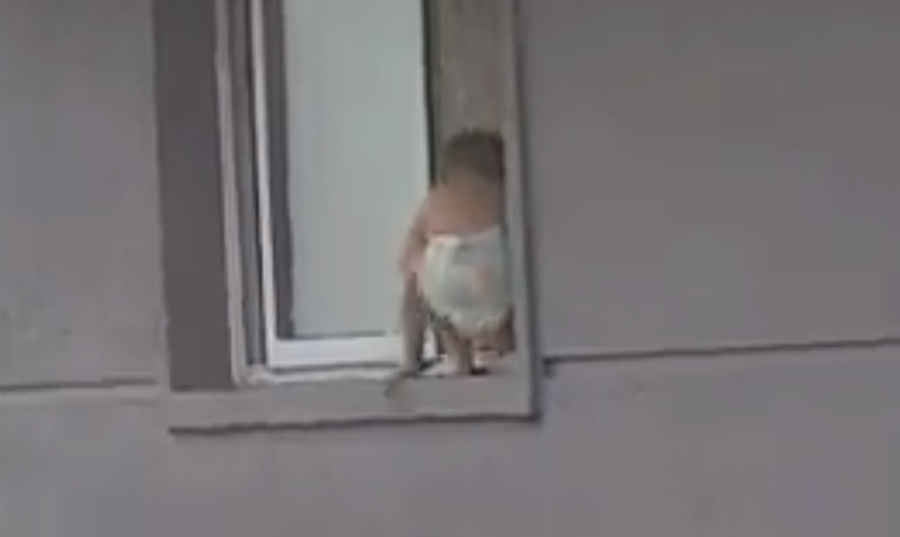 Un bebé se subió a la ventana de su casa en un segundo piso y estuvo a punto de caerse porque su papá ”se quedó dormido”