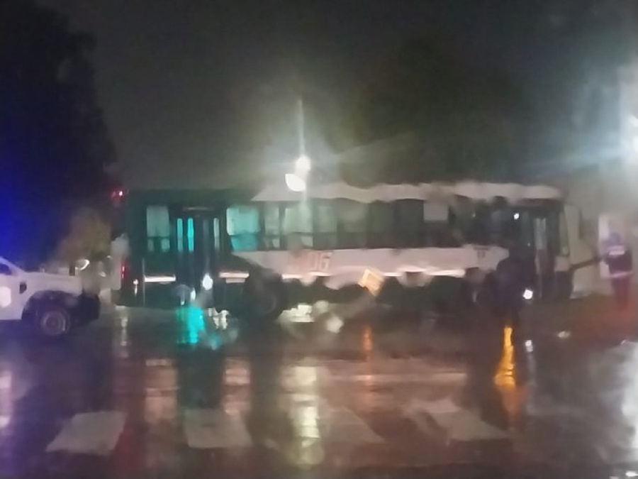 Impactante choque de micro y auto en Circunvalación: ”Rompió tres postes de luz”