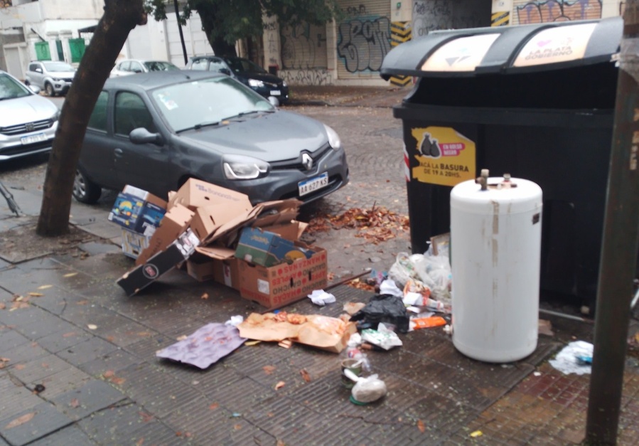 Cerca de Plaza San Martín se quejaron por un contenedor rodeado de basura, cartones y mugre
