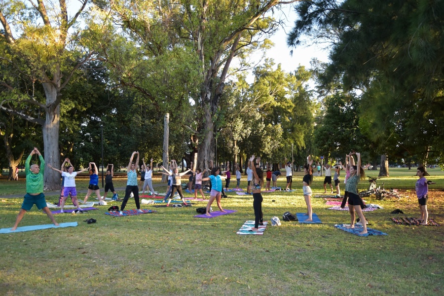Verano para no aburrirse en La Plata: boxeo, yoga, taekwondo, zumba y ritmos latinos en diferentes espacios públicos