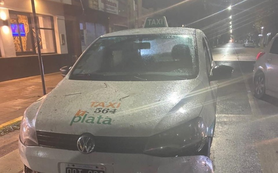 Apuñalaron a un taxista en La Plata: el pasajero lo atacó brutalmente para robarle