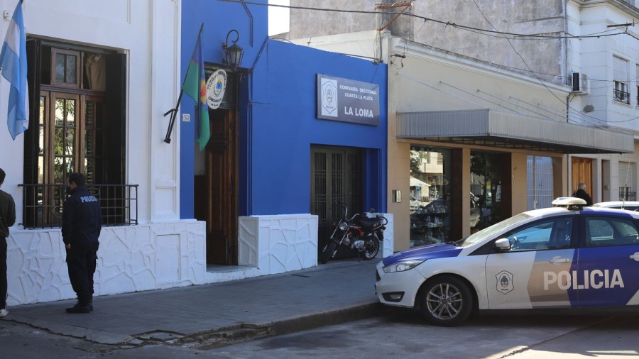 Forzaron una camioneta para robársela en el centro de La Plata, los vieron e intentaron esconderse en una casa