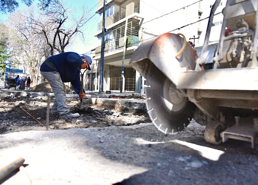Finalizó la obra de pavimentación en la zona del Hospital de Niños de La Plata y comenzó el bacheo en San Carlos