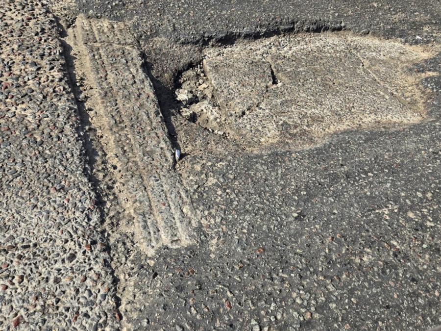 En 3 y 42 un cráter complica el tránsito y los automovilistas están hartos