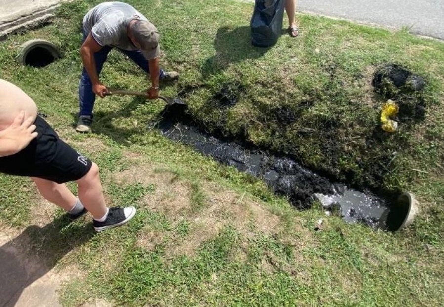 Vecinos tuvieron que limpiar la zanja de una cuadra de Gorina frente a las lluvias: ”Nadie viene”