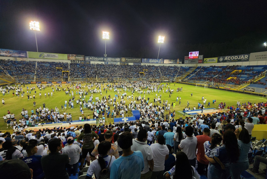 Al menos doce personas murieron en una trágica estampida en El Salvador