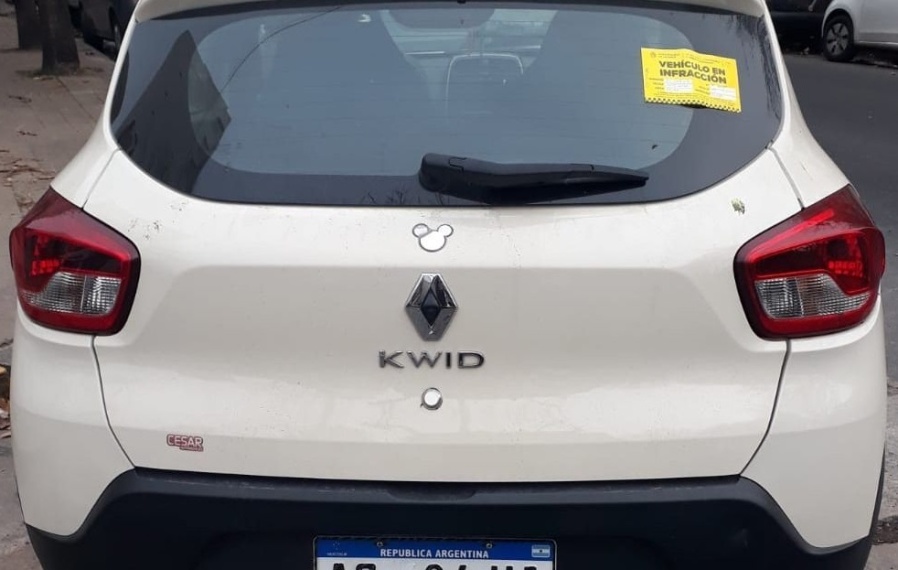 Una mujer estalló contra un grupo de inspectores mientras le ponían una multa por mal estacionamiento en el centro platense