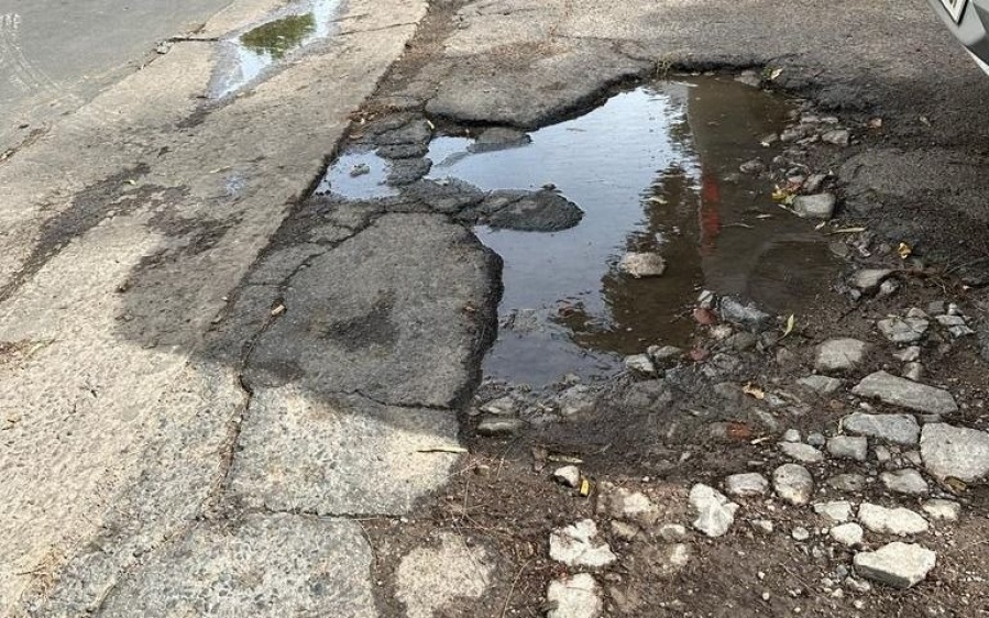 Así está la calle frente al Instituto Médico Platense: ”Es un desastre”