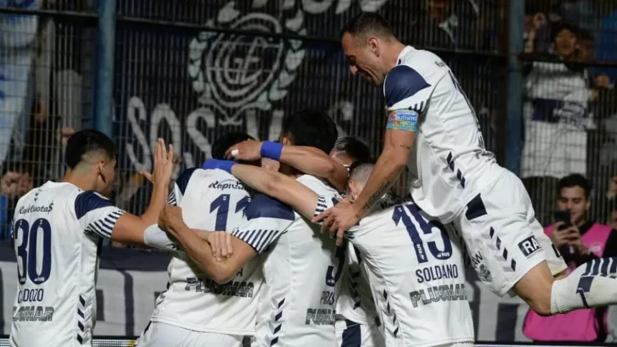 ¿A qué jugador de Gimnasia recibieron como un verdadero héroe?